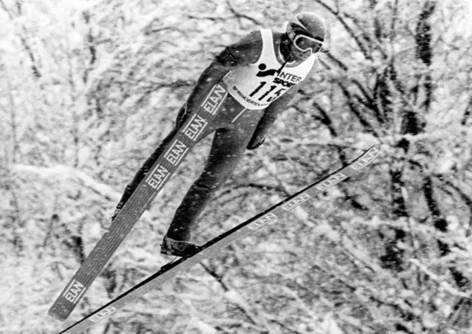 Ян Боклёв исполняет полёт в V-стиле. 1980-е годы.