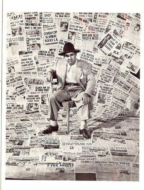 Гангстер Микки Коэн и газеты, которые его обличают, 1949 год.