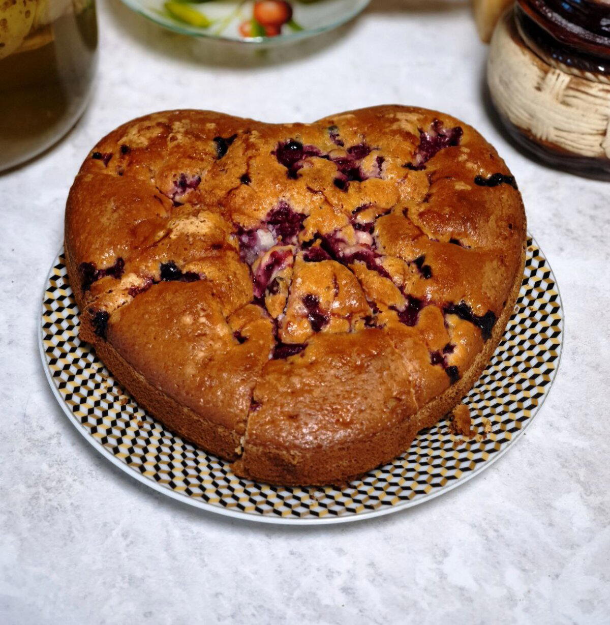 Сладкий заливной пирог на кефире с ягодами