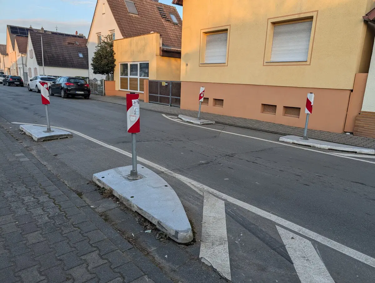 Пешеходный переход с преимуществом автомобилей.