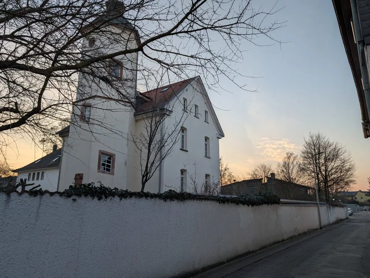 Косые окна смотрятся необычно.