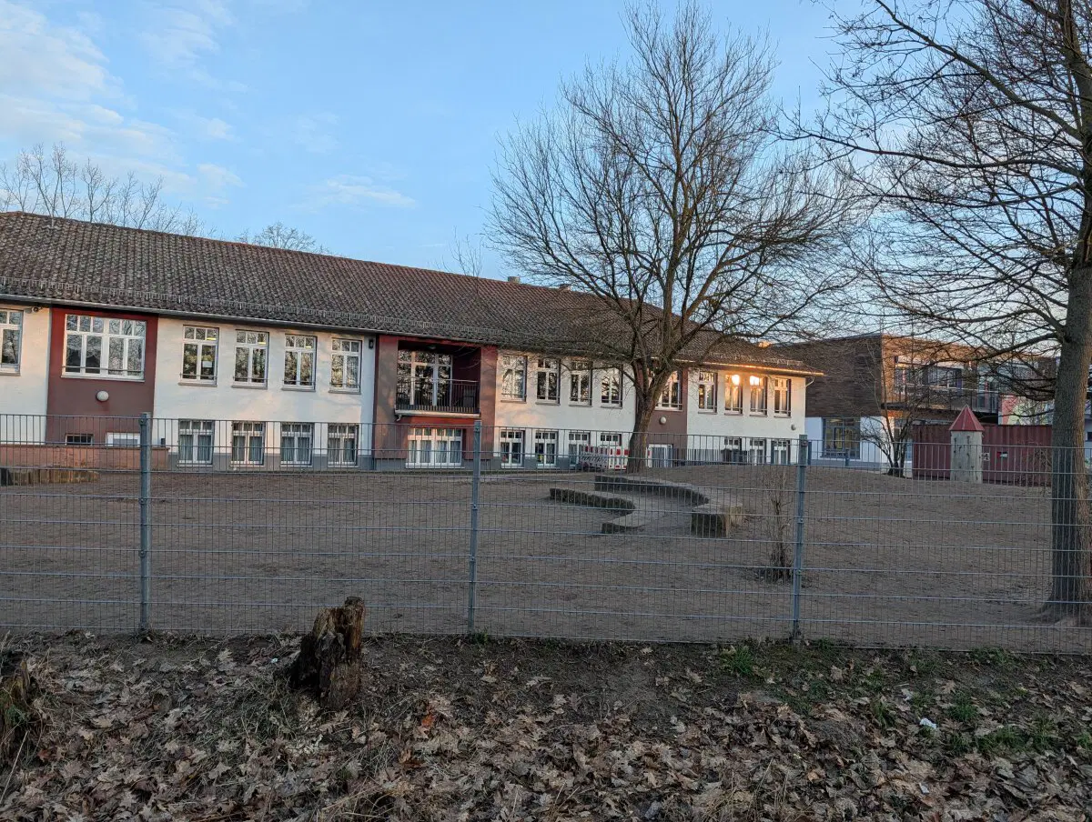 Школьный двор вытоптан полностью.