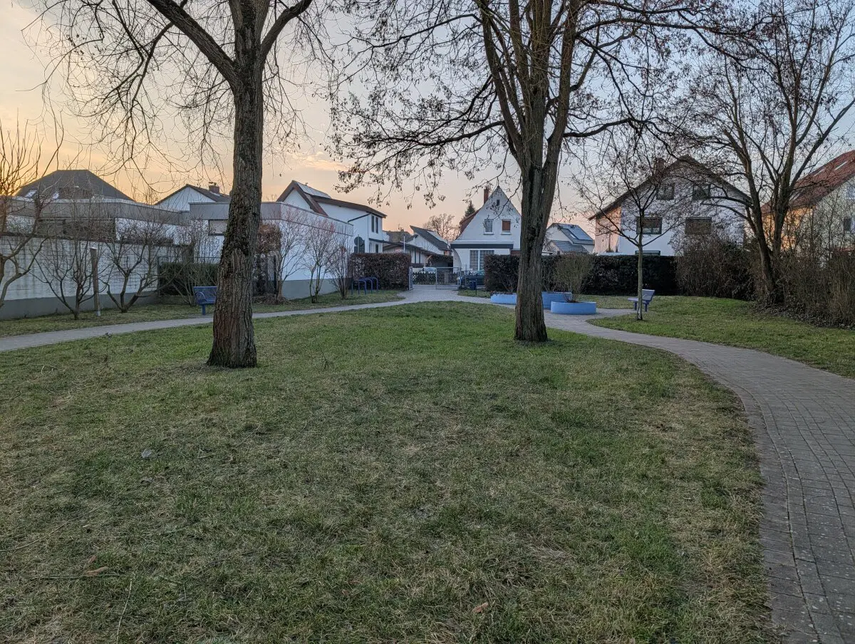 Повсюду небольшие парки.