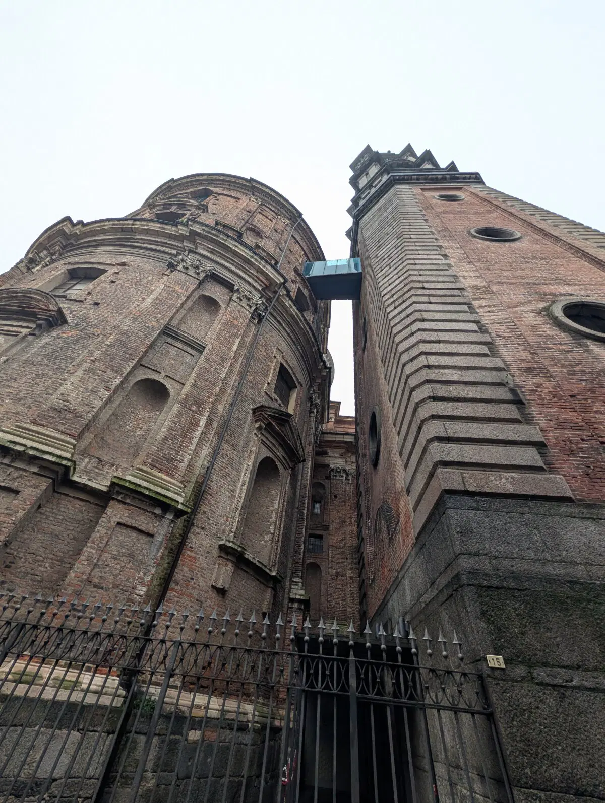 Большое видеться на расстоянии. С близи трудно рассмотреть. 