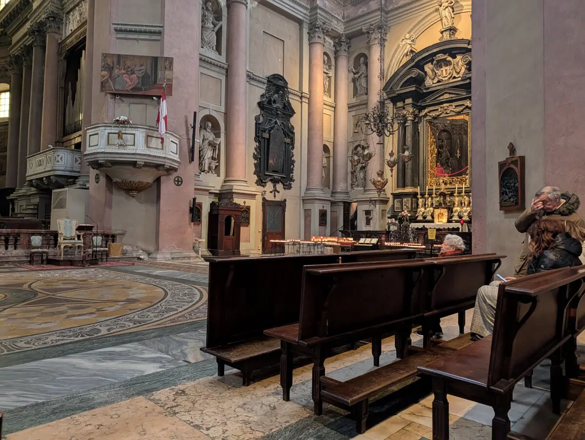 Идёт служба и я снимаю тайком.