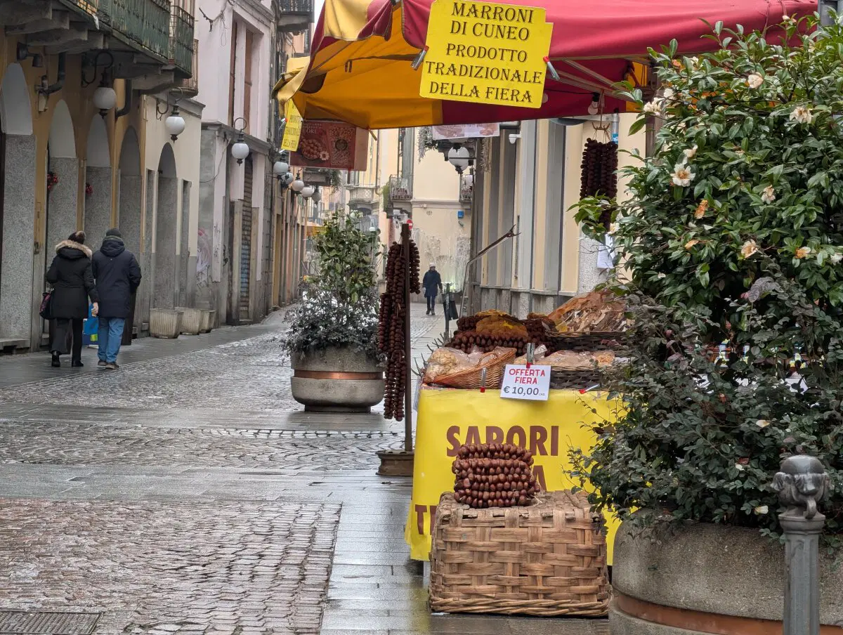 Повсюду продают жаренные каштаны 