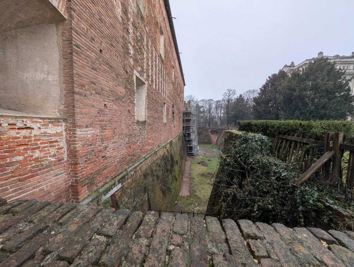 Есть остатки крепости. Стены кажутся неприступными, но крепость разрушена. Люди умеют ломать. 