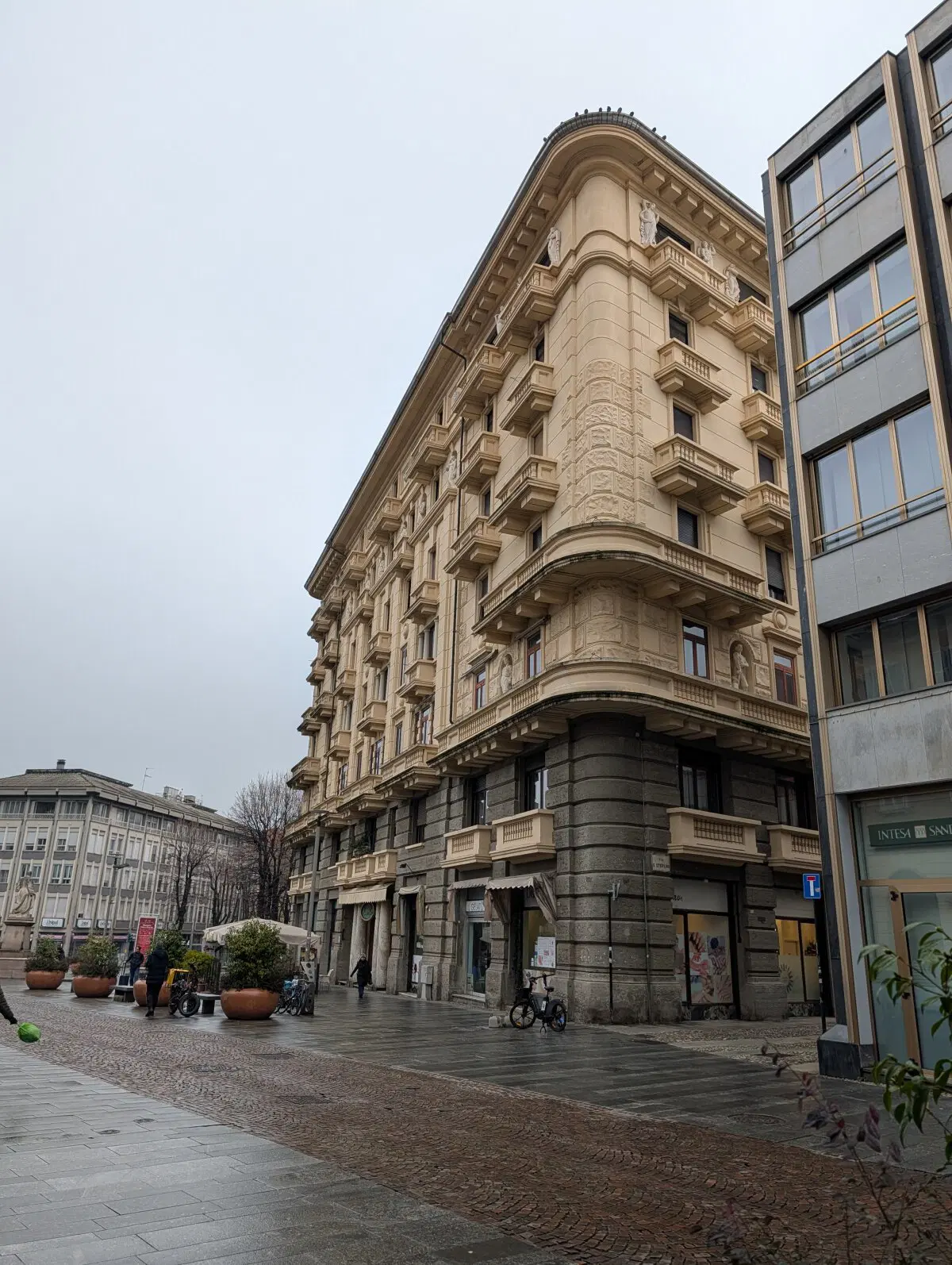 Такое чувство, что дом переехал из Москвы. Я на Тверской такой же видел.