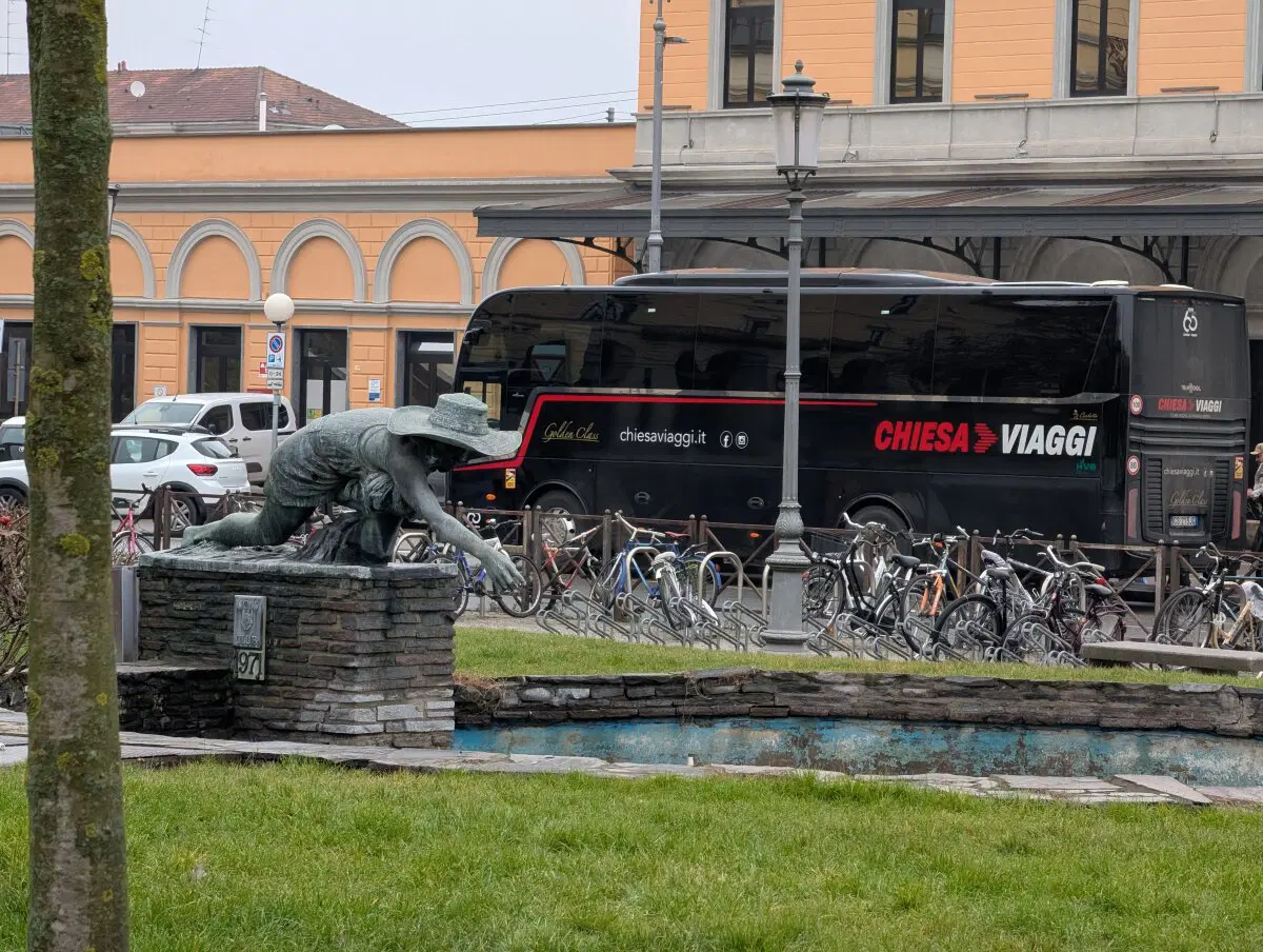 Мужик ловит рыбу