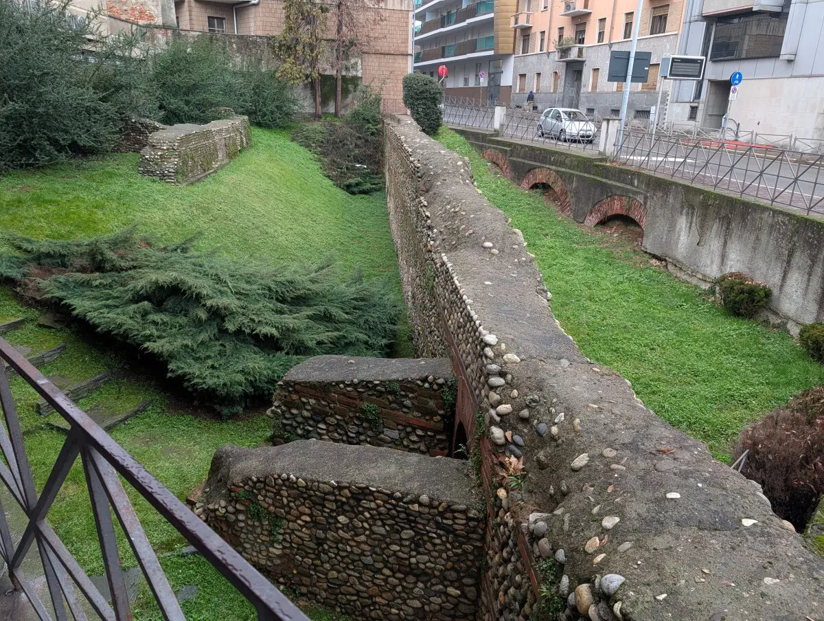 Где то есть раскопки древнего города.