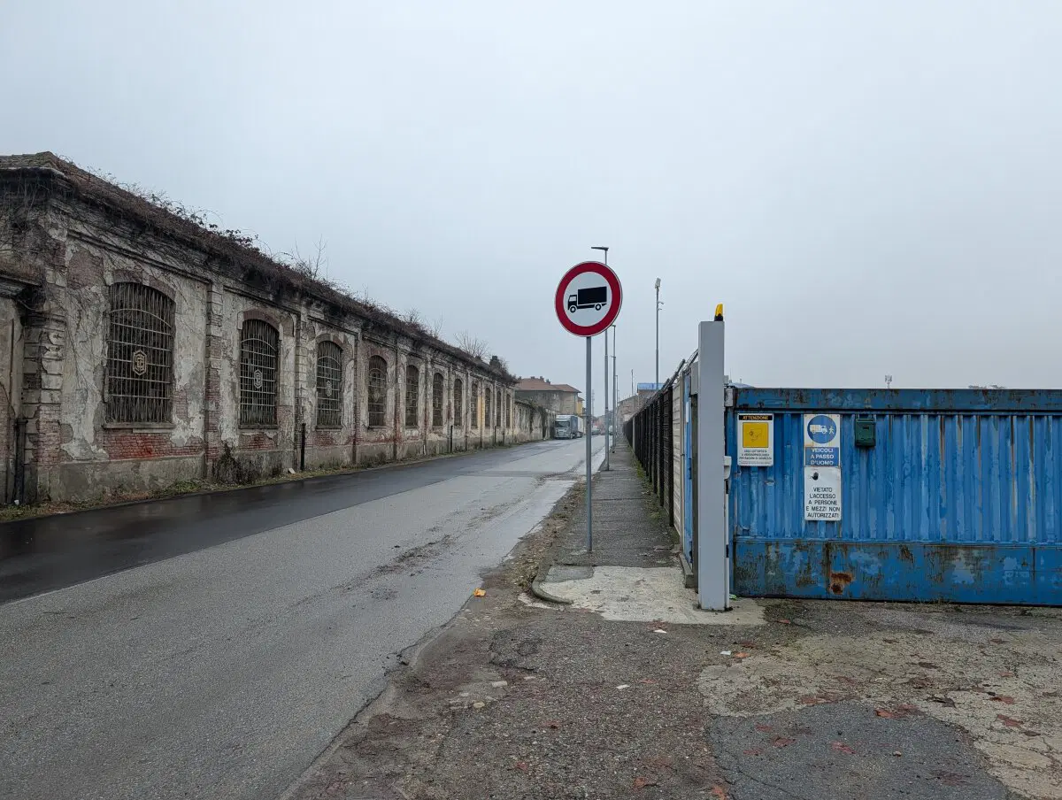 На окраинах заброшки, в которых живут нелегалы. 