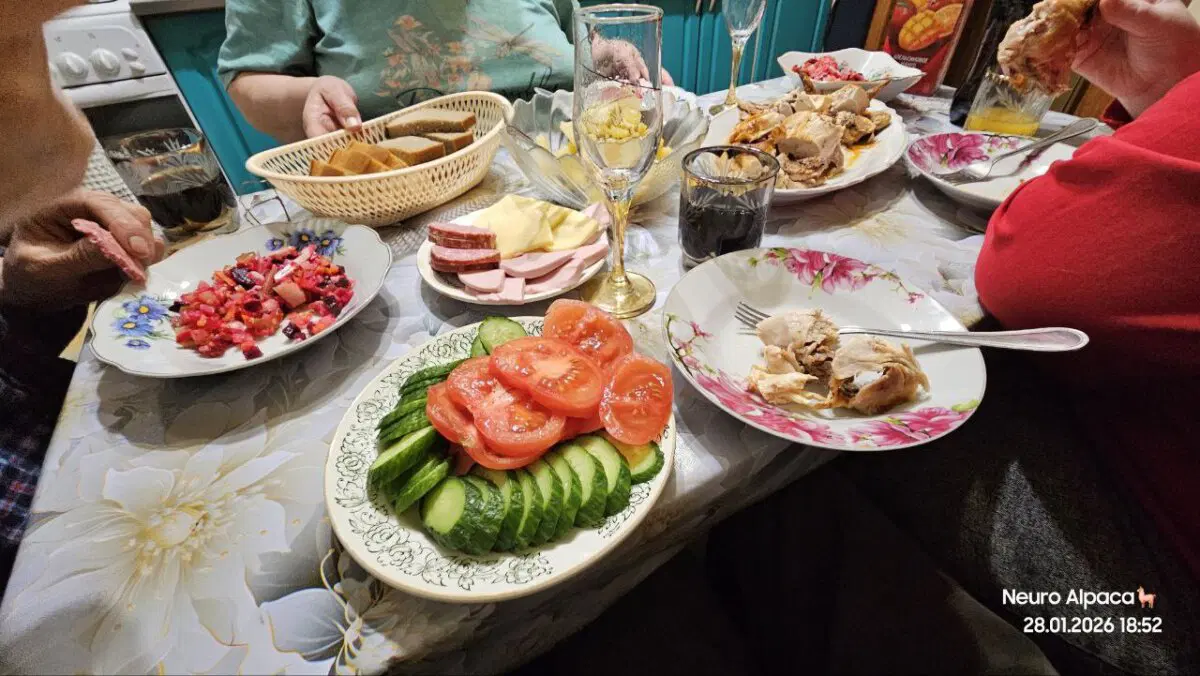 Такой был организованный столик от родителей Лины: курочка, картошечка и всё такое