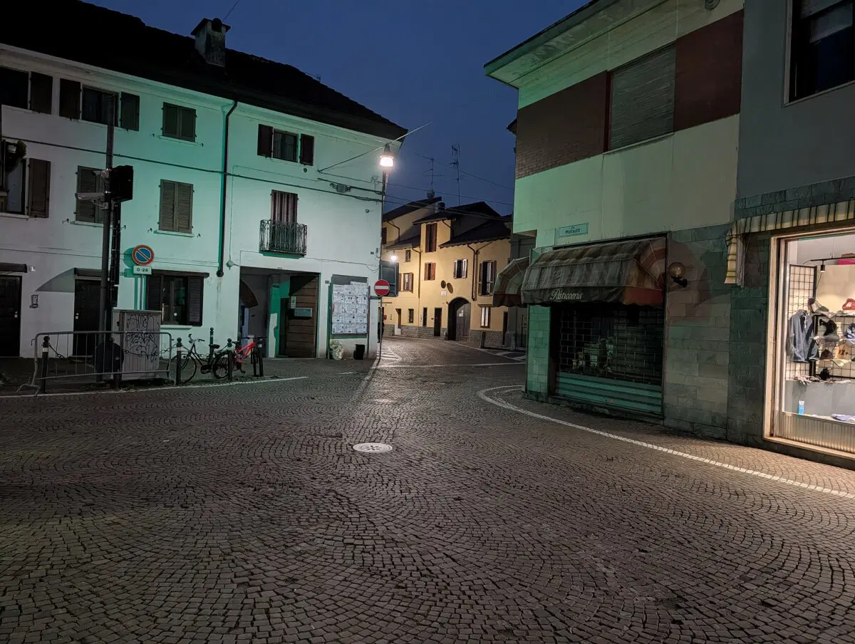 Может улицы выглядят странно, но на деле там довольно тихо и уютнл