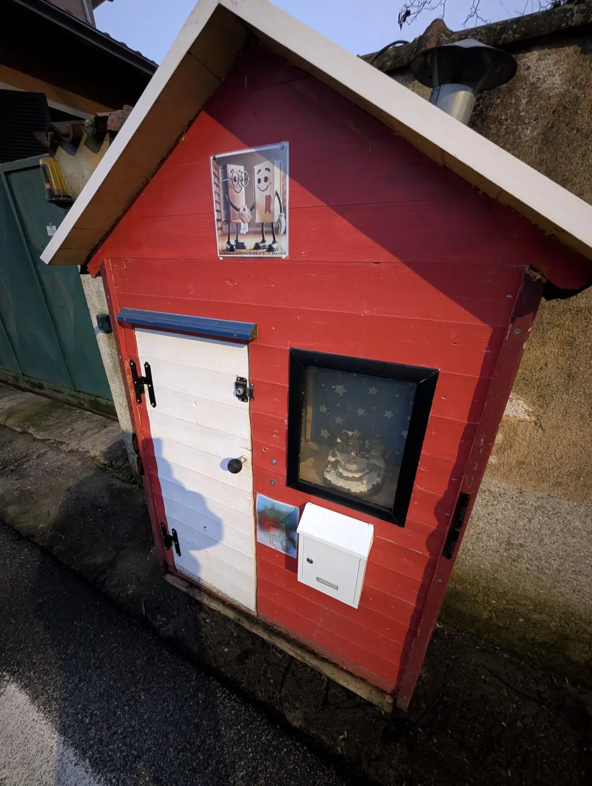 Непонятный домик