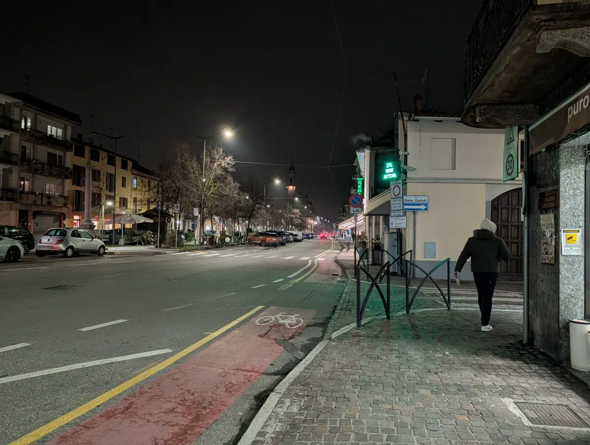 Тут уже видно, что улицу модернизировали 