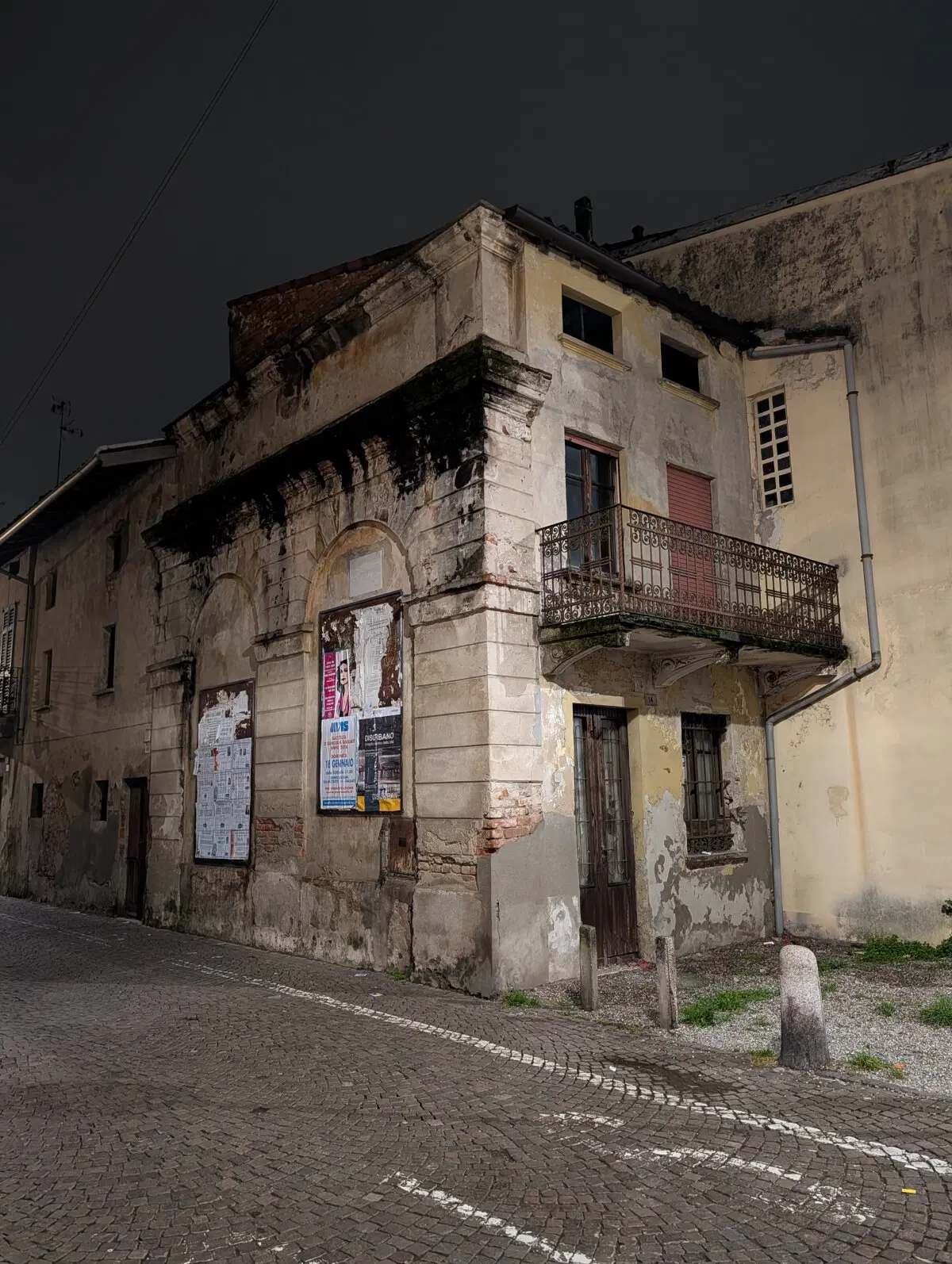 В центре бывают и такие неказистые дома.