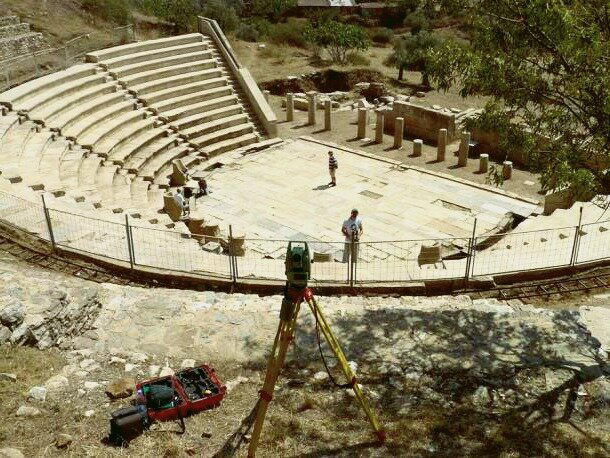 Ивент, на горе стоит статуЯ