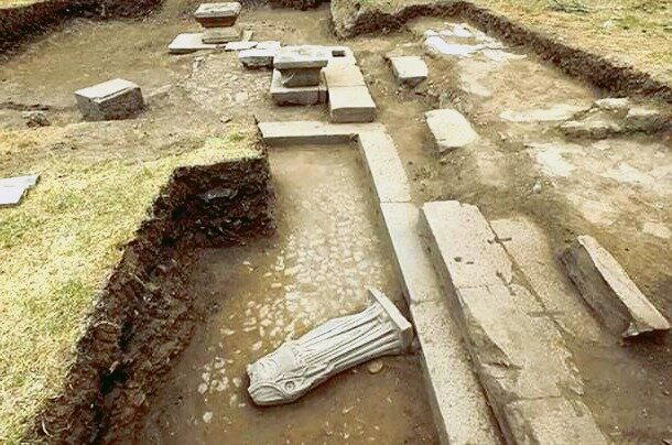 Ивент, на горе стоит статуЯ