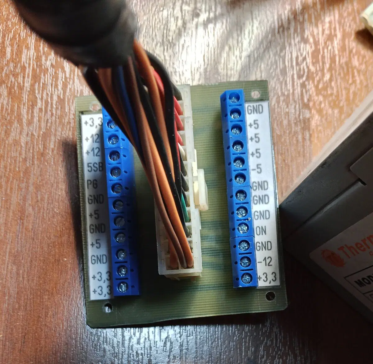 Готовая поделка с подключенным
БП