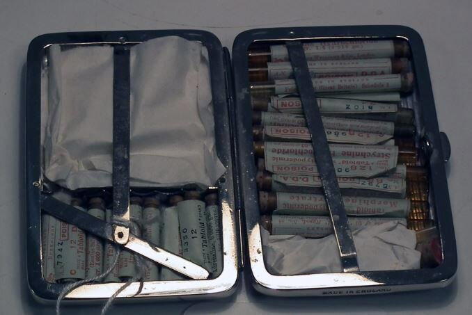 Аптечка Второй мировой. Содержит всякие обезболивающие, в том числе морфин, адреналин.