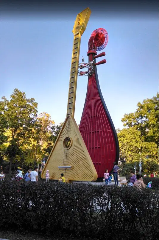 6 метровая балалайка и пипа в Хабаровске - ниже видосики как звучат оба инструмента