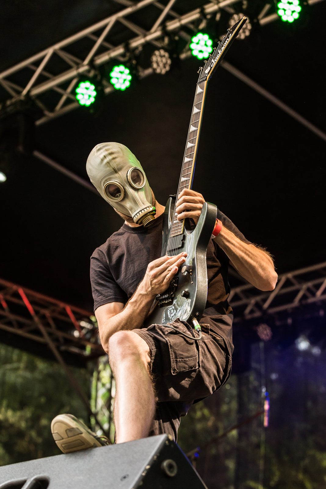 А ещё могут в противогазах выступать.  С того же фестиваля.