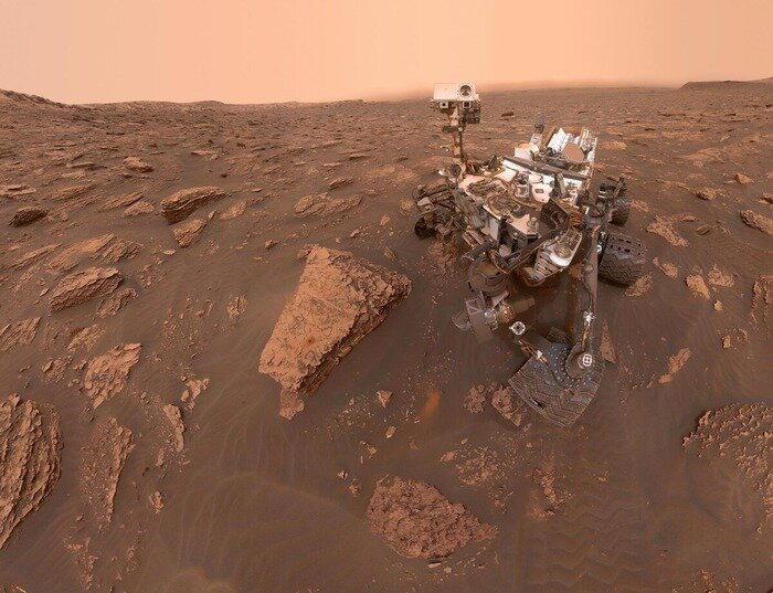 Автопортрет марсохода NASA Curiosity, сделанный 15 июня 2018 года, когда глобальная пылевая буря значительно снизила уровень освещенности и видимость в районе кратера Гейл / © NASA/JPL-Caltech/MSSS