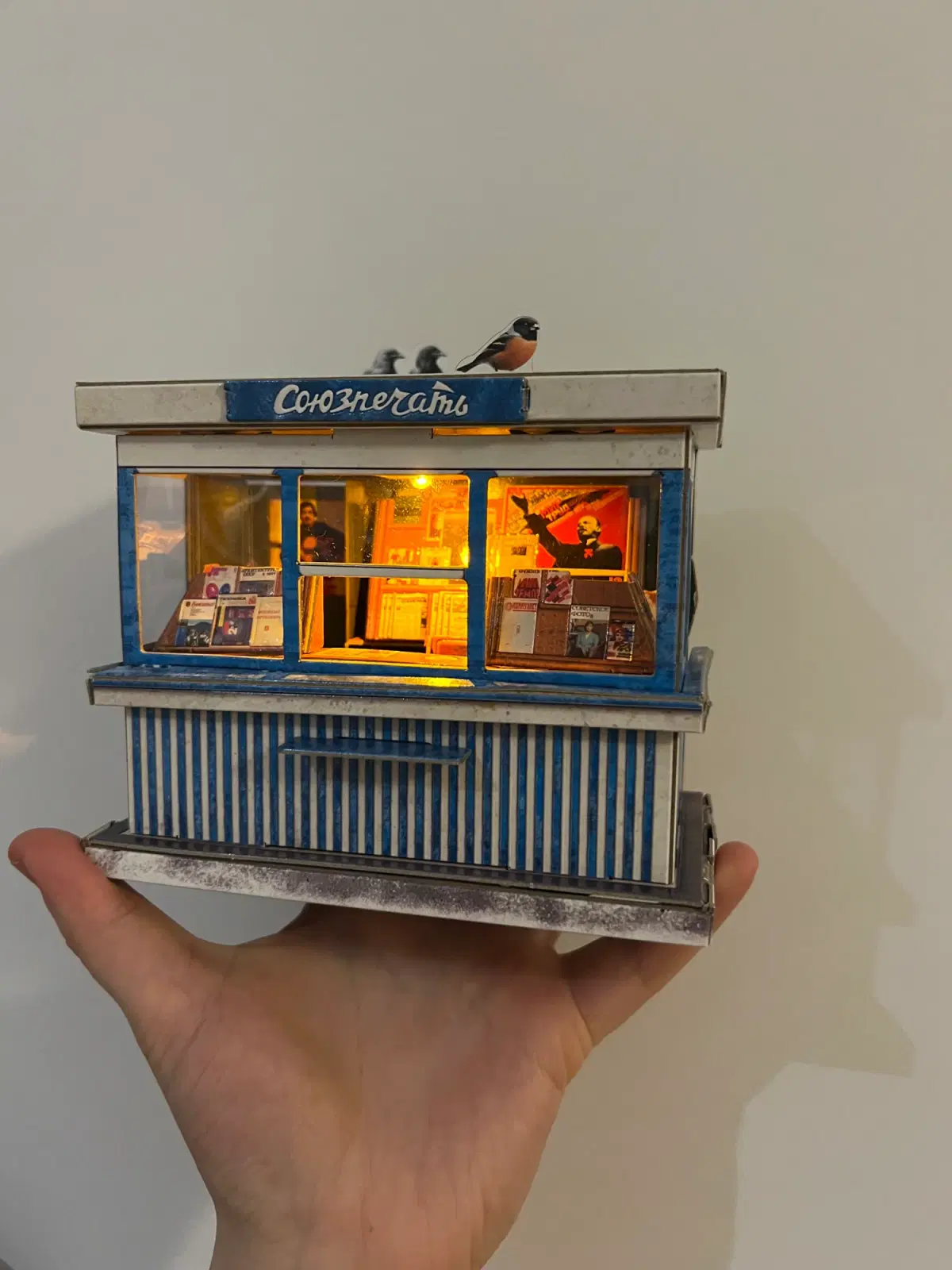 Киоск из бумаги