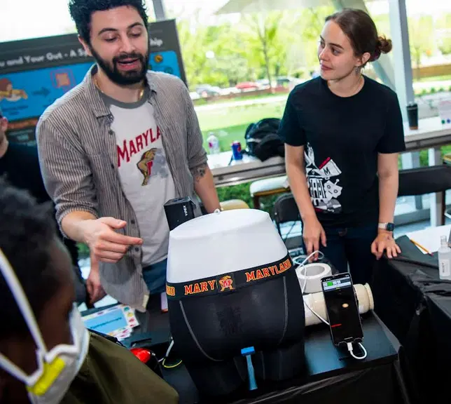 А вот вам и "пердящая попка Мэри из Мэрилэнда" в ленту.
