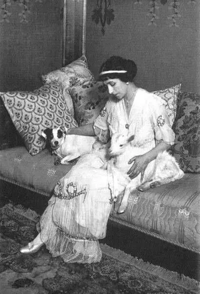 Матильда Кшесинская в одной из комнат своего особняка на Кронверкском проспекте с фоксом Джиби и козочкой, принимавших участие в балете «Эмеральда»