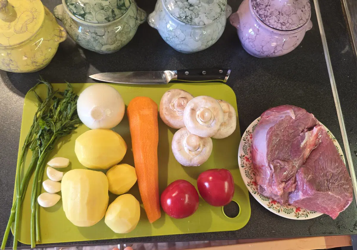Мясо, картошка, грибы, чеснок, помидоры, сметана, морковь, лук, соль и перец по вкусу