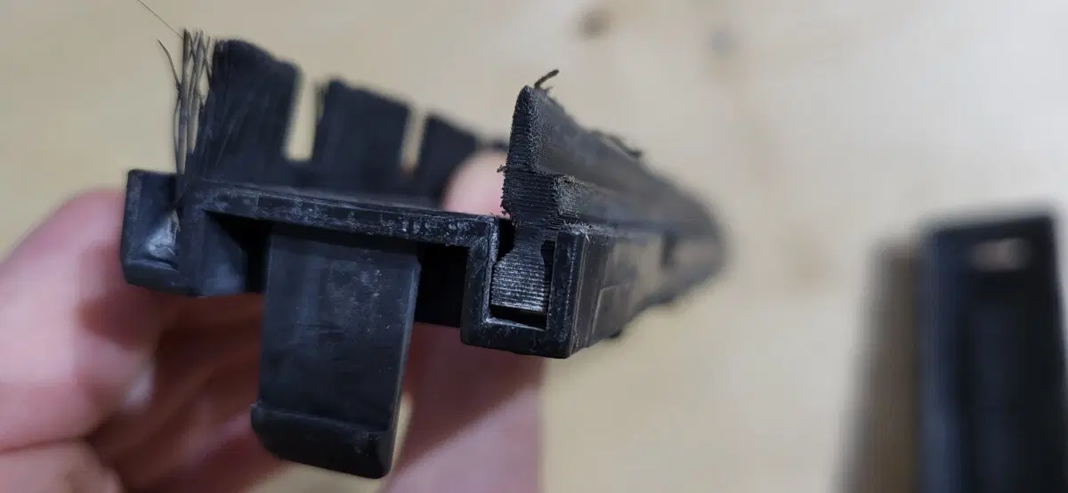 Из щётки вынимается вставка, а из вставки - сам скребок. И вставляется также. Здесь видно, что скребок уже б/у, это после нескольких суток наработки. Живее всех живых!