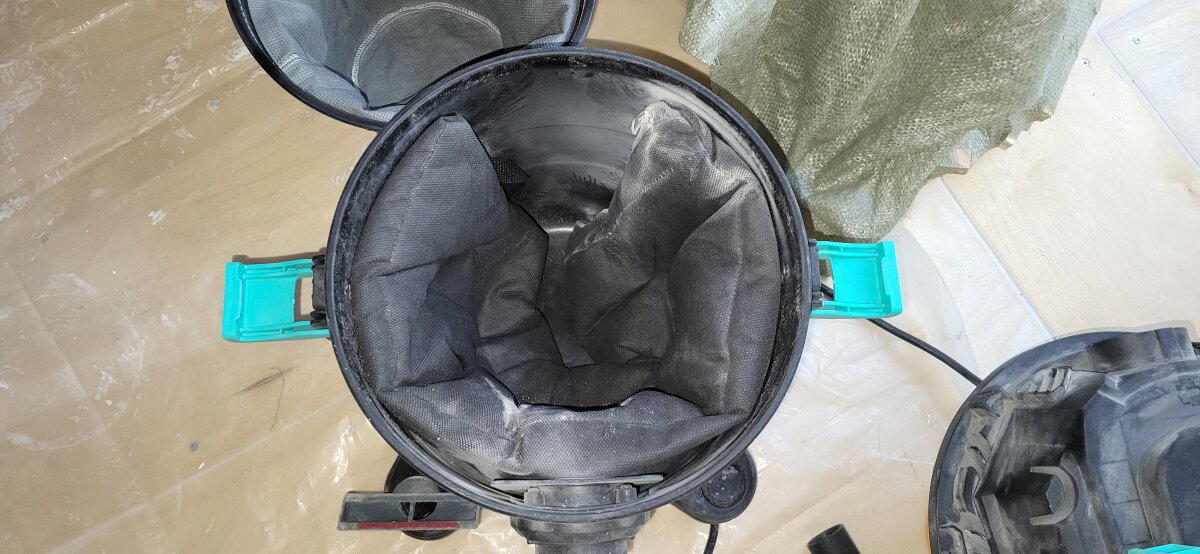 Косяк в том, что чем полнее мешок - тем труднее его достать. Он полностью принимает форму дна и его не снять с раструба.