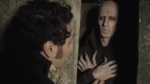 Петир из сериала "Реальные упыри". Кстати, там хорошо обыгрывается, как менялся образ вампира, в зависимости от века. Петир - самый старый вампир.