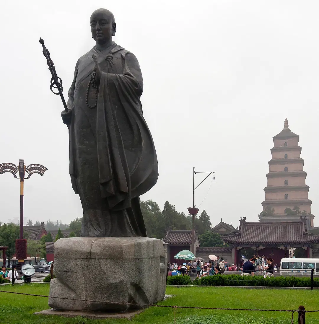 Бронзовый памятник  Сюаньдзану. Город Сиань, Китай.    https://extraguide.ru/china/xian/sights/