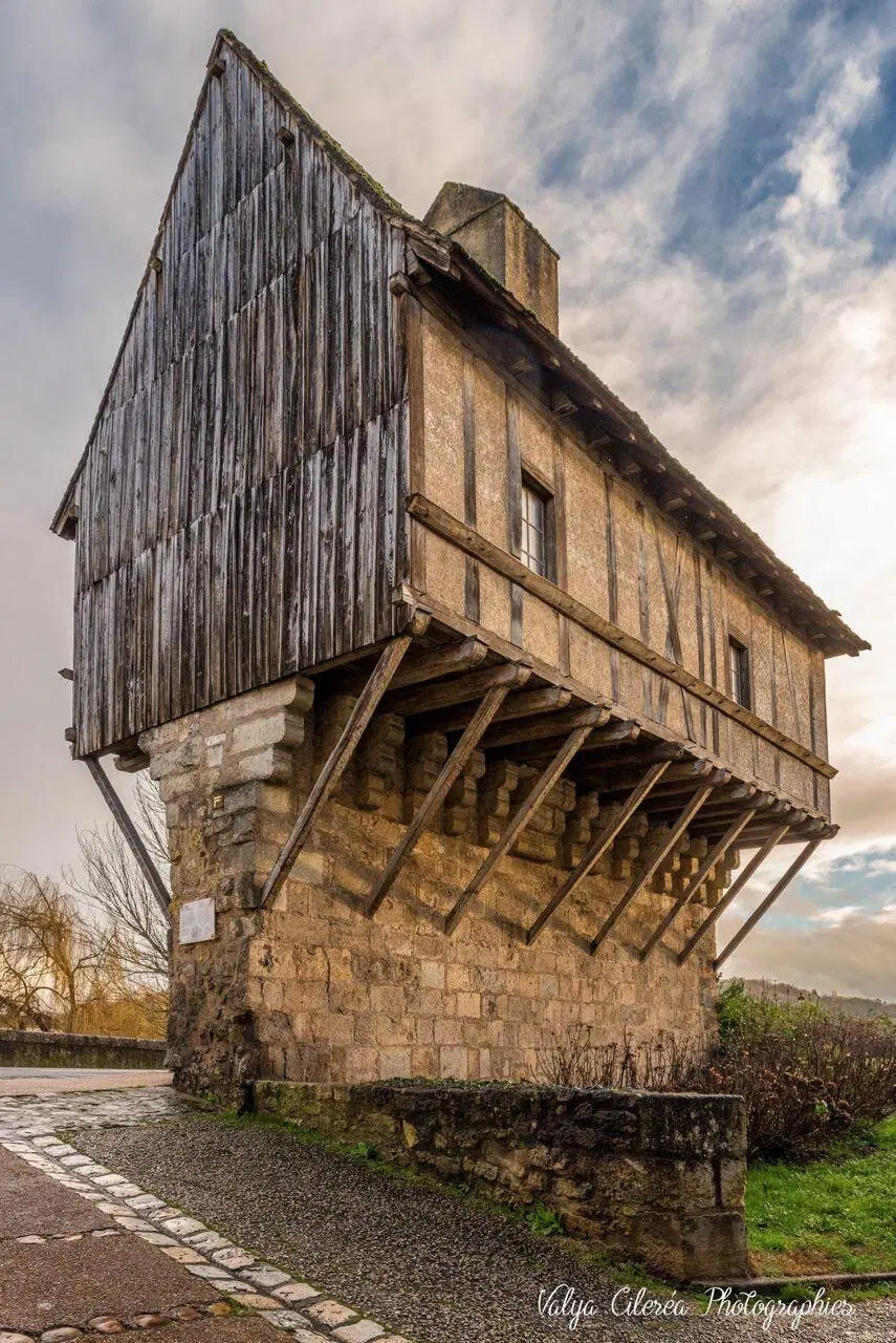 Наблюдательный пункт Eschif de Creyssac, был построен в 1347 году на бастионе средневекового города Пюи–Сен–Фрон. Франция.