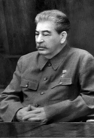 Сталин на съезде партии в октябре 1952 г. Такие фотографии не печатались в газетах. Заметно постаревшему Сталину оставалось жить четыре месяца.