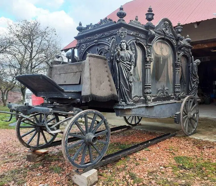 Карета-катафалк, начало XIX века.