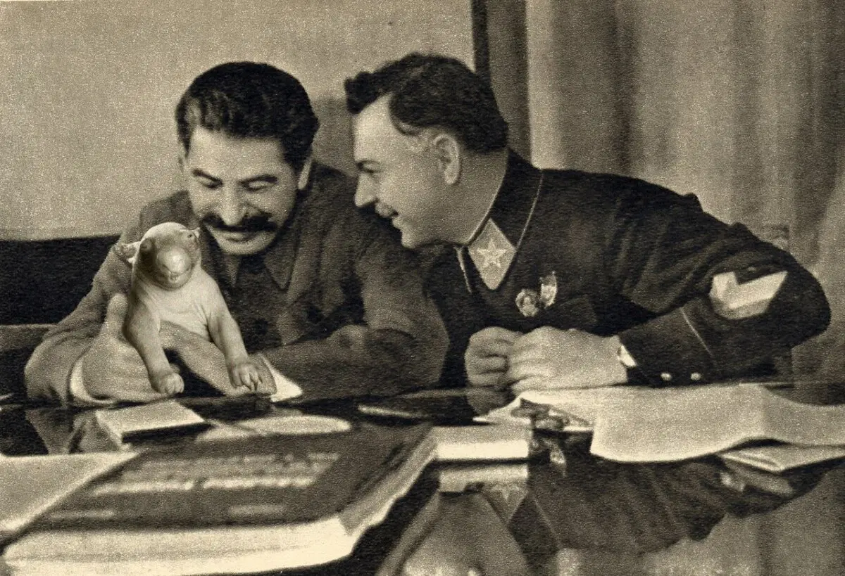 1935 год. Иосиф Сталин и Климент Ворошилов умиляются новорожденному вомбатику.