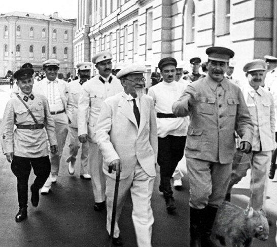 Весна 1937 года. Сталин гуляет по Москве с вомбатом.