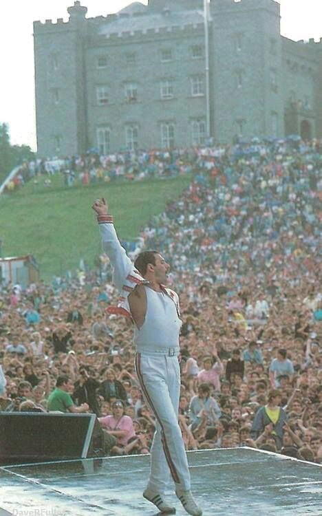 Фредди Меркьюри зажигает у замка Слейн, Ирландия, 1986 год.
