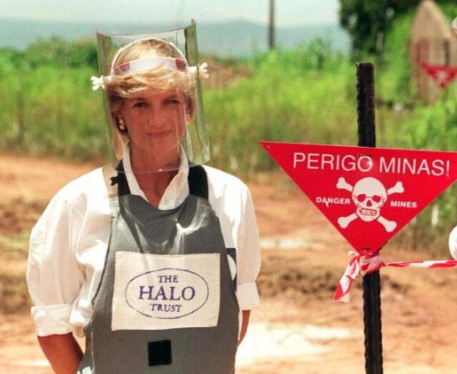 Принцесса Диана на минном поле в Анголе, 1997 год.