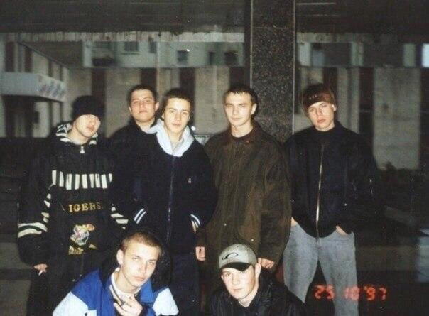 Pocтoвcкиe pэпepы: в вepхнeм pядy Bлaди и Шым (кpaйниe cпpaвa), в нижнeм — Бacтa (cлeвa), 1997 гoд.