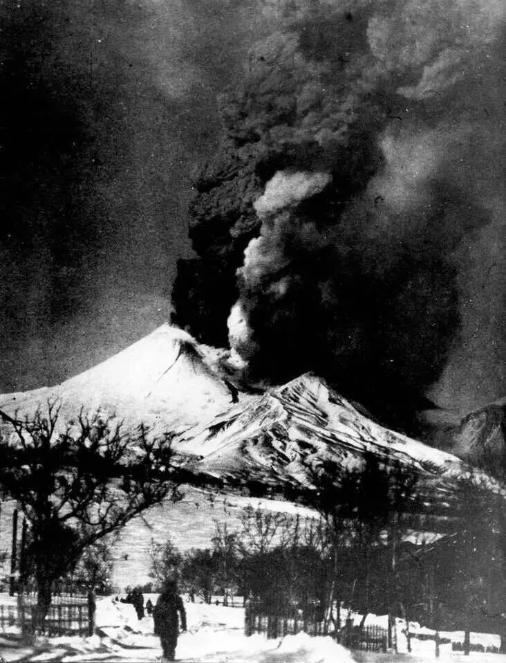 Извержение Авачинского вулкана. Камчатка, 1945 год.
