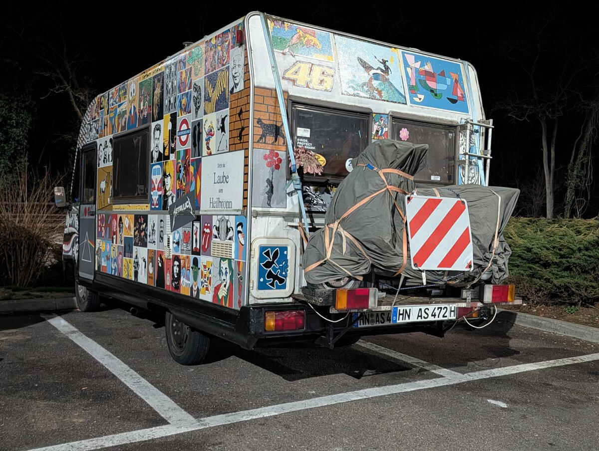 Думаю белый, но не уверен. 