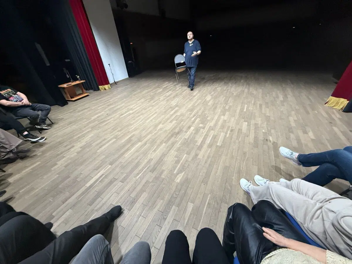 Около полугода являюсь режиссером и руководителем "Народного театра" ( самодеятельность ,любители) куда ходят взрослые люди которые мало что знают и понимают о театре. И вот по тихоньку учу их тому чему учился в свое время сам.  