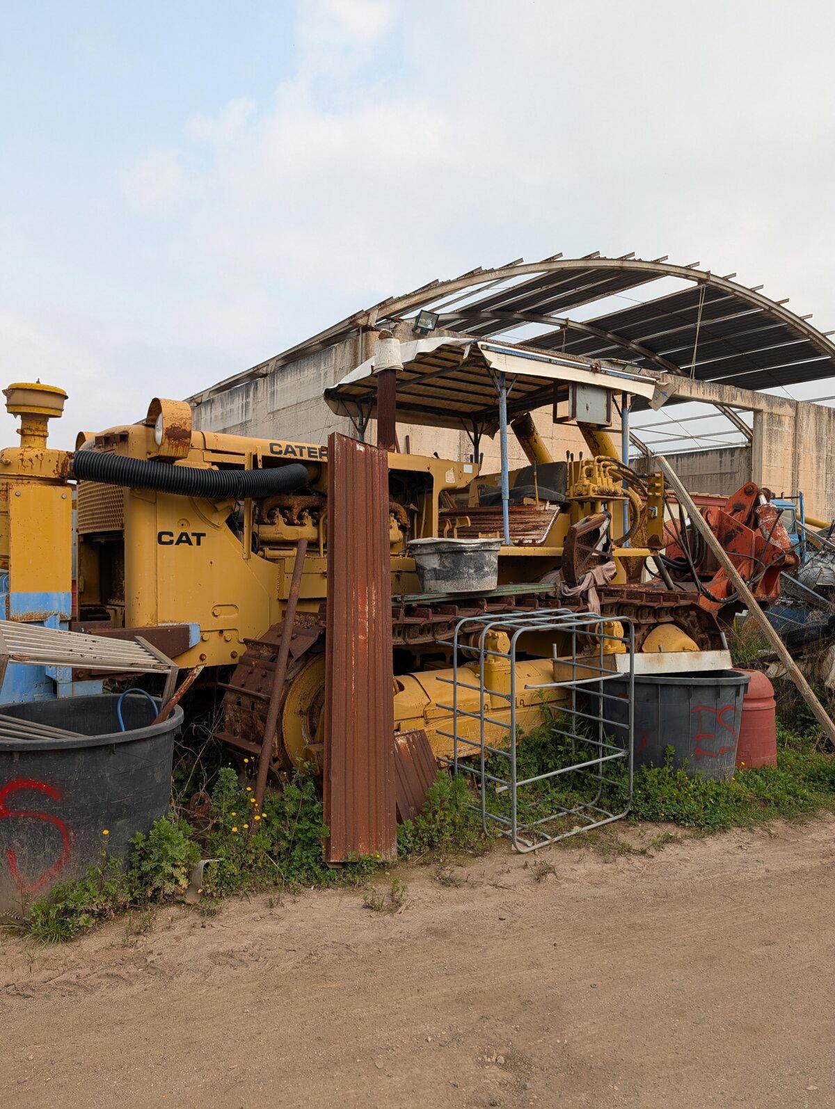 Старый катерпиллер, здоровый как дом 