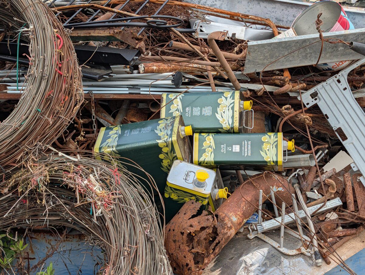 Канистры с маслом