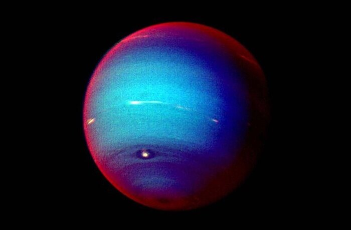 Составное изображение Нептуна в ложных цветах, "сшитое" из снимков "Вояджера-2", полученных через три фильтра / © NASA/JPL