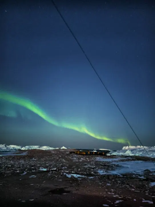 На фоне какого-то мусора.